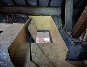 Zateplení stropu bytového domu pomocí foukané izolace